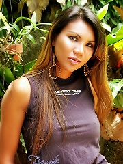 Jeje jerks off in her garden
